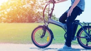 בחור על אופניים חשמליים על רקע פארק
