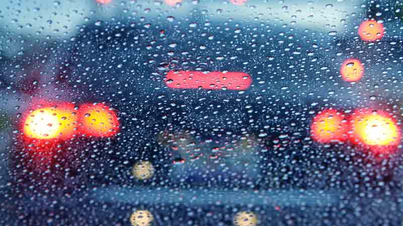 אורות של רכב בגשם
