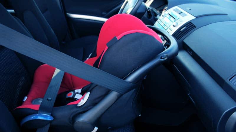 מושב בטיחות במושב הקדמי ברכב