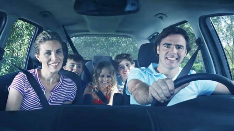 משפחה ברכב עם חגורות בטיחות