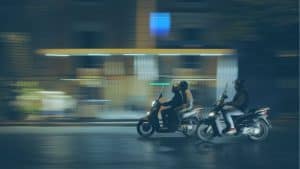 רוכבי אופנוע בחושך