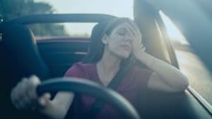 אישה עייפה נוהגת