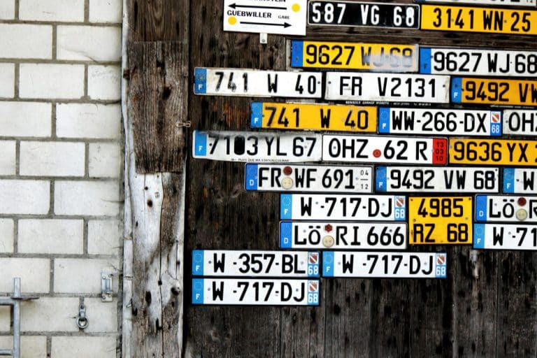 מה המשמעות של צבעי לוחיות הרישוי בישראל?