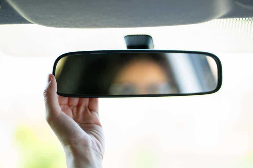 מה עושים כשרכב מאחור מסנוור עם אורות גבוהים?