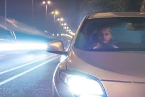 מה עושים כשרכב מאחור מסנוור עם אורות גבוהים?