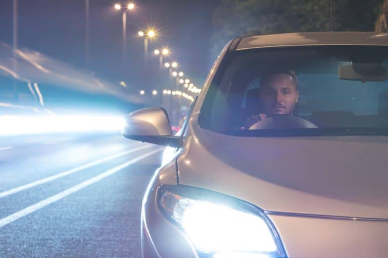 מה עושים כשרכב מאחור מסנוור עם אורות גבוהים?