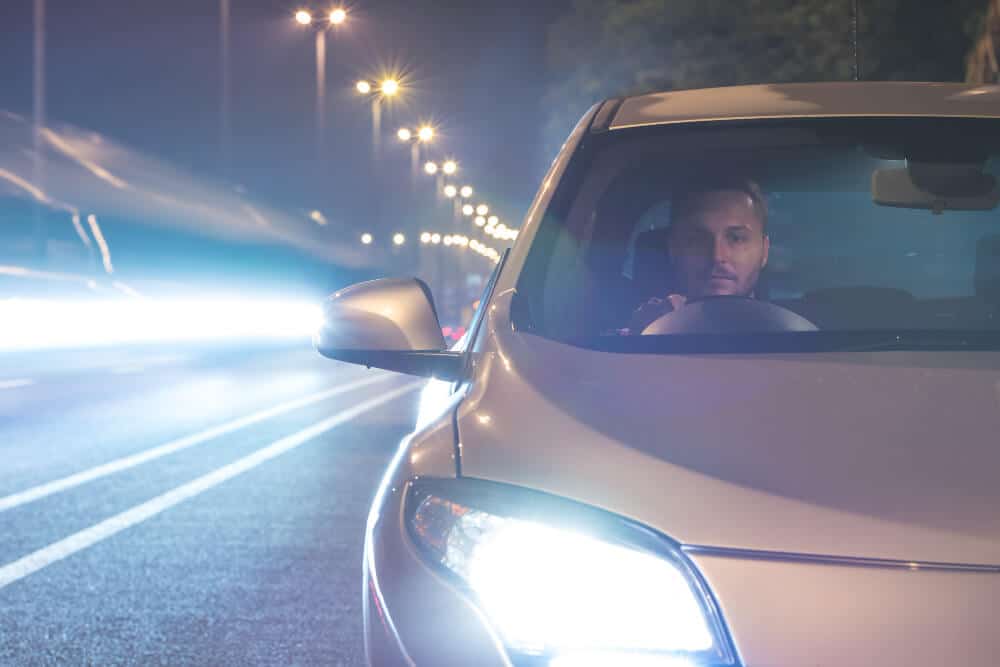 מה עושים כשרכב מאחור מסנוור עם אורות גבוהים?